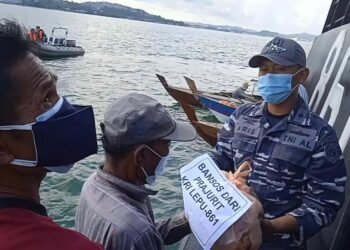 Peduli Covid-19 Di Daerah Operasi, Unsur Satrol Lantamal lV BKO Guskamla Koarmada l Beri Paket Sembako Kepada Nelayan.
