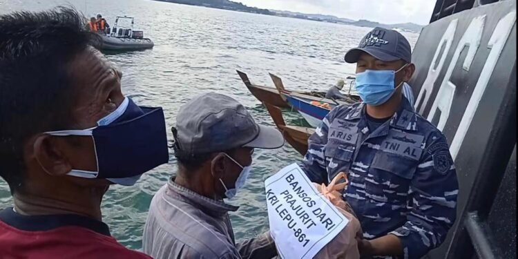 Peduli Covid-19 Di Daerah Operasi, Unsur Satrol Lantamal lV BKO Guskamla Koarmada l Beri Paket Sembako Kepada Nelayan.