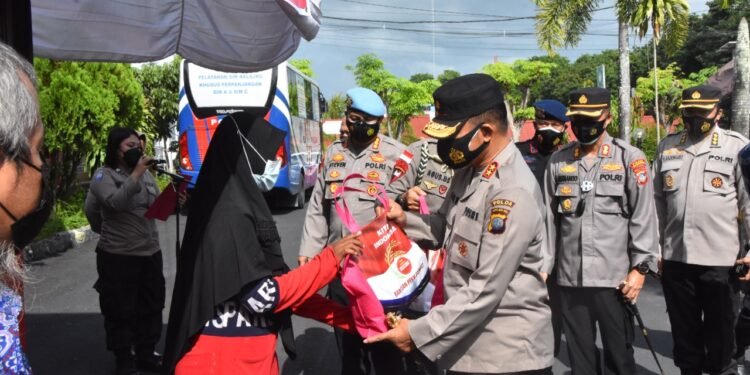 Kapolres Tanjungpinang Dampingi Kapolda Kepri Bagikan 150 Paket Sembako Di Polres Tanjungpinang Dan TPA KM.13.