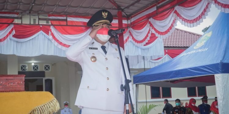 Nizar Pimpin Upacara Pengibaran Bendera HUT RI Ke-76 Ditengah Hujan Deras.