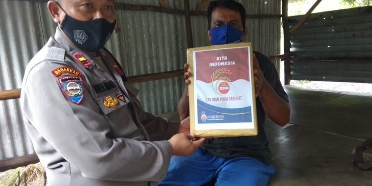 Gelar Baksos, Polres Tanjungpinang Serahkan Bantuan Kepada Buruh Angkut Pelabuhan.