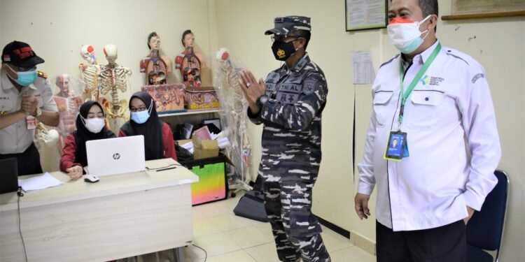 Tidak Kenal Menyerah, TNI-AL Lantamal lV Gencar Serbuan Vaksin Covid-19 Masyarakat Maritim.