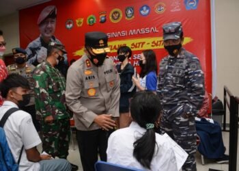 Kapolda Kepri Tinjau Pelaksanaan Vaksinasi Massal Pelajar SLTP Dan SLTA Bersama Kominda.