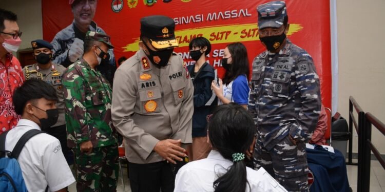 Kapolda Kepri Tinjau Pelaksanaan Vaksinasi Massal Pelajar SLTP Dan SLTA Bersama Kominda.