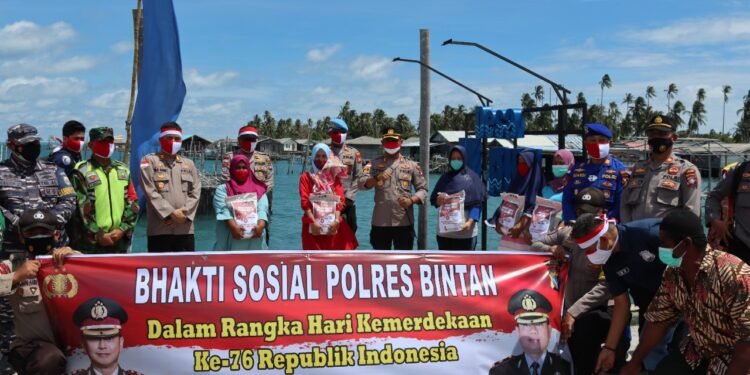 Kapolres Bintan Tinjau Pelaksanaan Vaksinasi Jangkau Pulau (Nasi Kapau) Di Pulau Mantang Dan Berikan Bantuan.