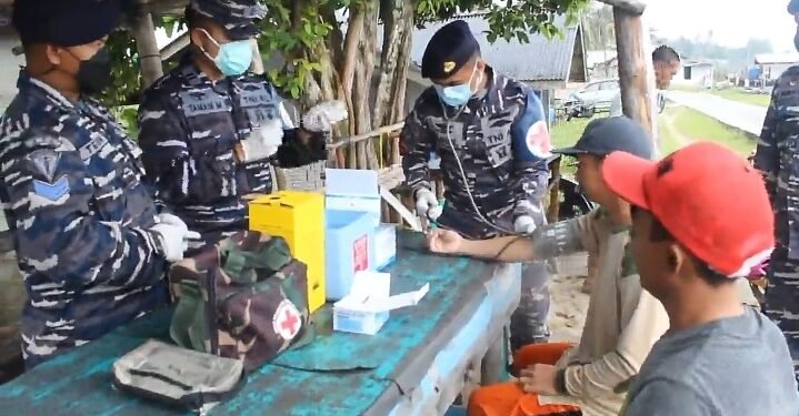 TNI-Angkatan Laut Lanal Dabo Singkep Lakukan Serbuan Vaksinasi Massal Ke Nelayan.