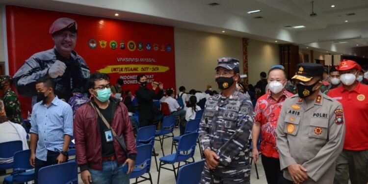 Danlantamal lV Tinjau Pelaksanaan Vaksin Covid-19 Untuk Pelajar Di Batam.