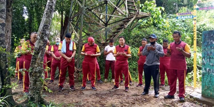 Jaga Kebugaran Tubuh, Kapolres Bintan Beserta Anggota Lakukan Ekspedisi Pendakian Gunung Bintan.