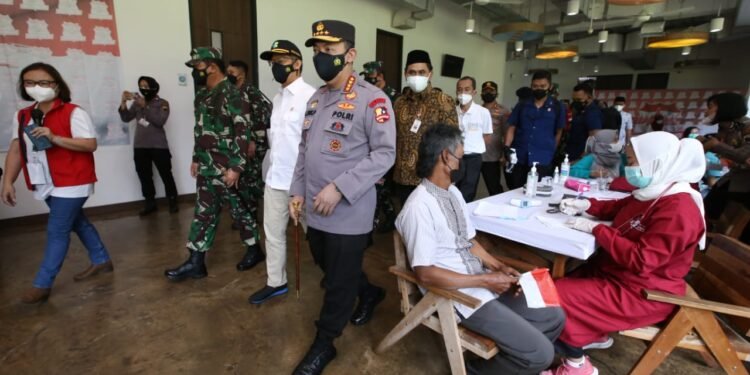 Kapolri Pastikan Vaksinasi Untuk Buruh Bakal Dipercepat Hingga Akhir Agustus.