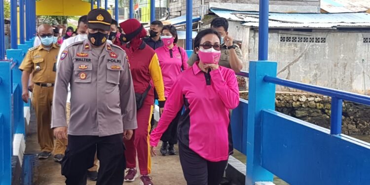 HUT HKGB : Kapolsek Bulang Dampingi Ketua Bhayangkari Polda Kepri Bakti Sosial.