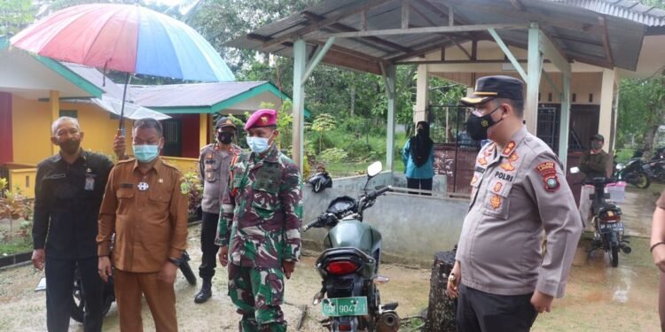 Kapolres Lingga Tinjau Langsung Kegiatan Vaksinasi Door To Door Di Kecamatan Singkep.