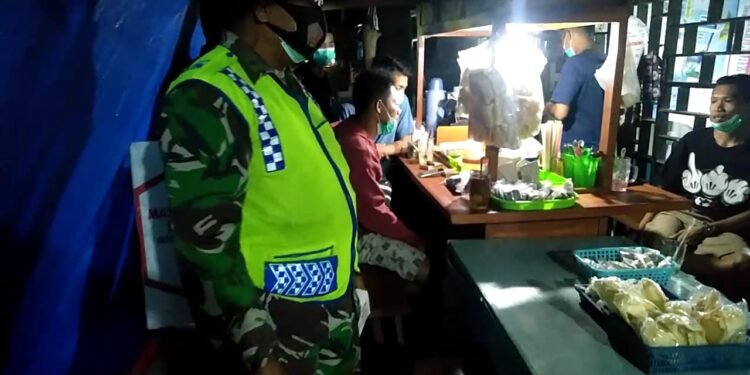 Koramil Teras Sasar Warung Makan Dan Angkringan Untuk Edukasi Warga.