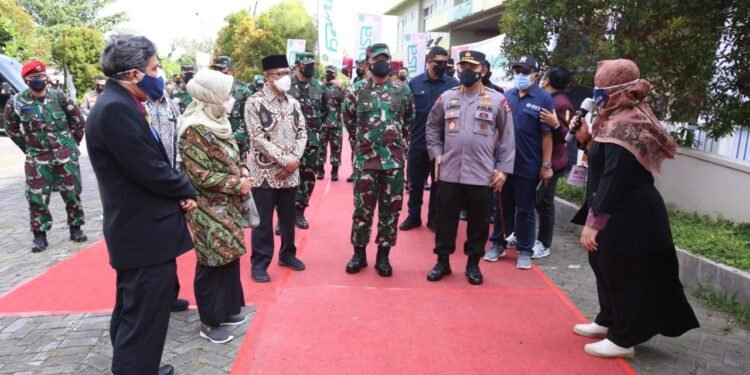 Panglima TNI dan Kapolri Tinjau Vaksinasi Massal UNISA Yogyakarta.
