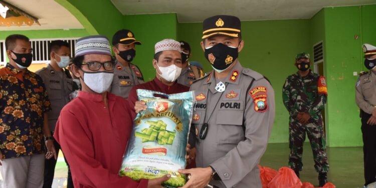 Kapolres Tanjung pinang Salurkan 50 Paket Sembako Di Pulau Penyengat.