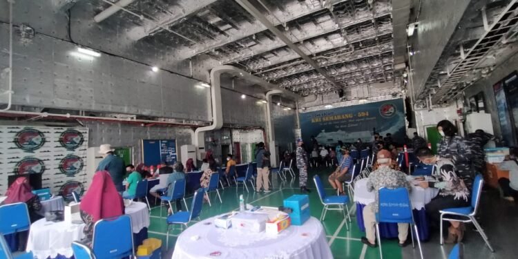Keren !!! TNI-AL Beri Vaksin Covid-19 Di Atas KRI Semarang-594.
