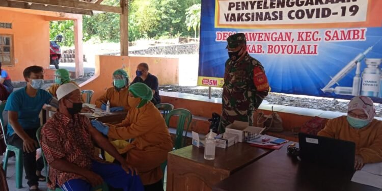 Dampingi Kegiatan Vaksin, Babinsa Jajaran Koramil 10 Sambi Kodim 0724 Boyolali Sebut Jangan Ragu Vaksin Covid-19 Aman.