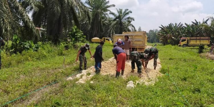Sambut Minggu Damai Satgas Yonif 512/QY, Bantu Warga Buka Jalan Pemekaran Kampung Baru Di Perbatasan Papua.