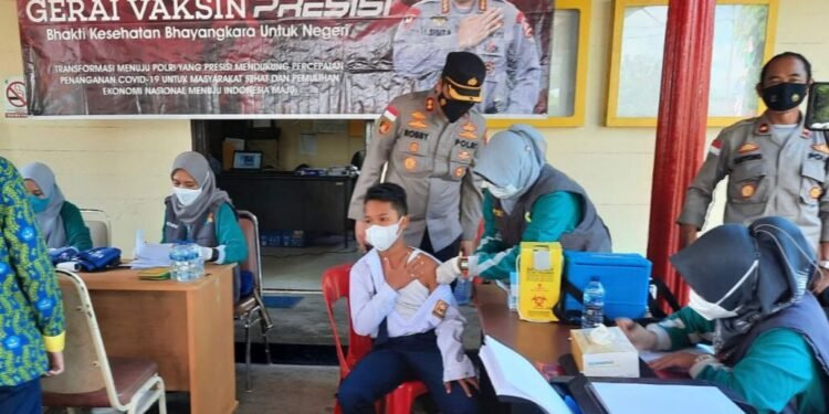 Kapolres Lingga Tinjau Gerai Vaksin Presisi Di Polsek Dabo Singkep.