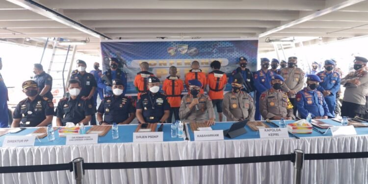 KP. Bisma-8001 Kapolairud Bahrkam Polri Berhasil Mengamankan Empat Unit Kapal Ikan Asing Yang Melakukan Pencurian Ikan Dilaut Nantuta Utara.