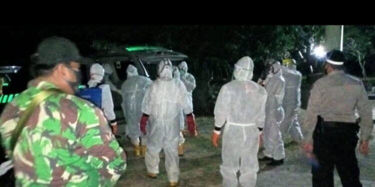 Babinsa Kawal Pemakaman Covid-19 Sekalipun Malam Hari.