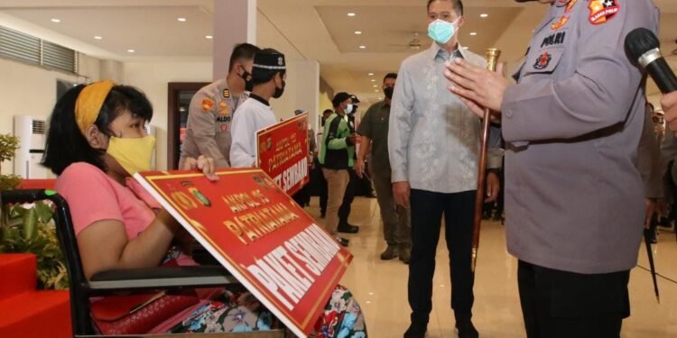 Kapolri Minta Semua Lokasi Pusat Aktivitas Warga Dipasangi Aplikasi PeduliLindungi.