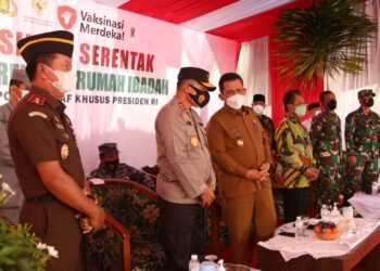 Kapolresta Barelang Dampingi Kapolda Kepri, Gubernur Dan Rombongan Tinjau Vaksinasi Serentak Di Pesantren Ya Husnaya Hidauatul Mubtadi’in Sekupang Batam.