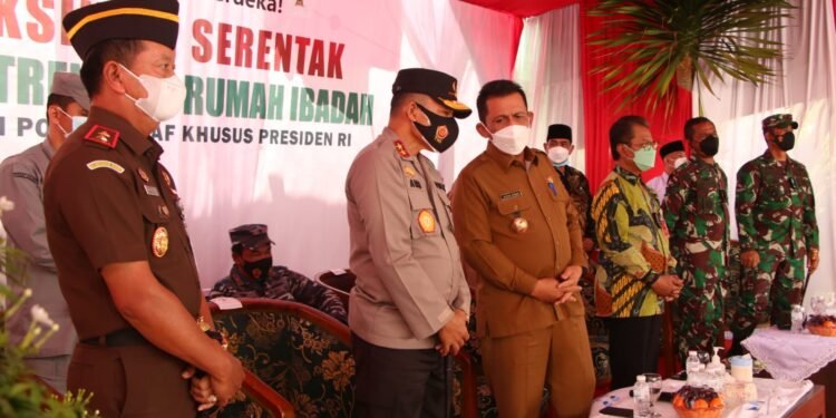 Kapolresta Barelang Dampingi Kapolda Kepri, Gubernur Dan Rombongan Tinjau Vaksinasi Serentak Di Pesantren Ya Husnaya Hidauatul Mubtadi’in Sekupang Batam.