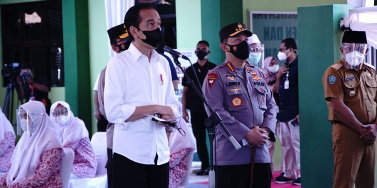 Presiden RI Bersama Kapolri Tinjau Kegiatan Vaksinasi Merdeka Serentak Rumah Ibadah Dan Pondok Pesantren.