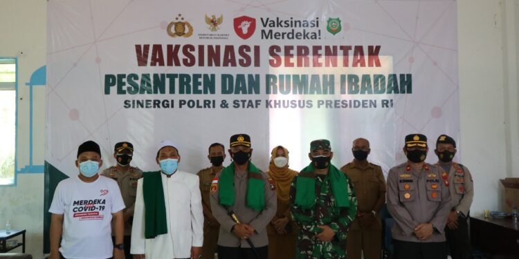 Kapolres Bintan Hadiri Vaksinasi Merdeka Serentak Di Pesantren Mamba’us Sholihin.