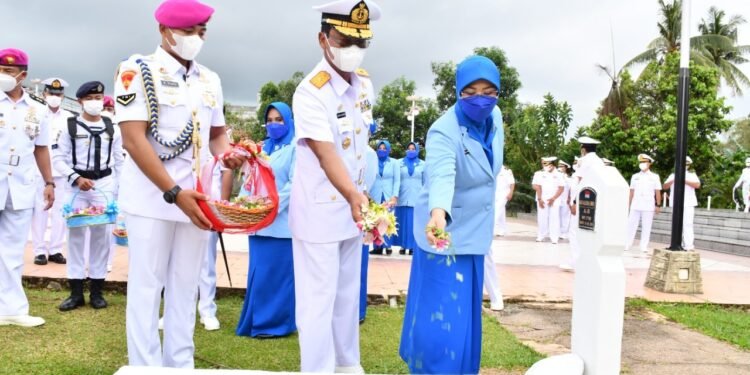 Danlantamal IV Tanjungpinang Pimpin Ziarah Rombongan Jelang HUT ke-76 TNI Angkatan Laut.