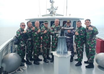 Tim Sahli Bidang Hubint Panglima TNI Tinjau Karang Singa.