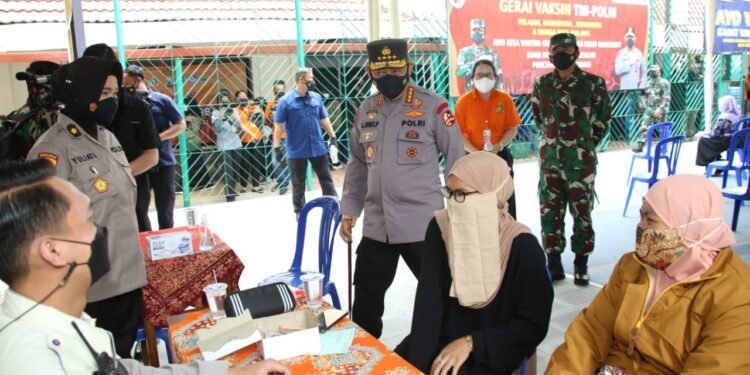 Tinjau Vaksinasi Serentak 114 Titik Di Jatim, Kapolri Optimis Target 2 Juta Per Hari Tercapai.