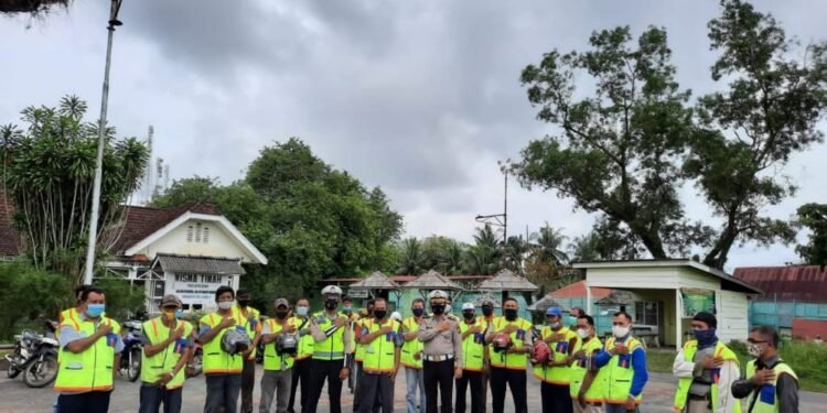 Satlantas Polres Lingga Lakukan Sosialisasi Kamseltibcarlantas Kepada Tukang Ojek.