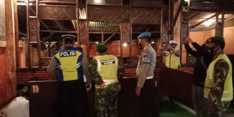 Tegakkan Protkes, Kodim 0808/Blitar Laksanakan Operasi Yustisi Gabungan.