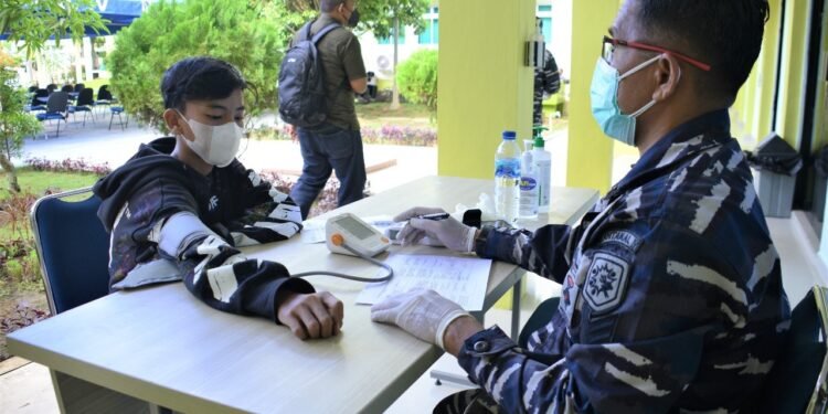 Dalam Rangka HUT Ke-76, TNI-AL Lantamal IV Gelar Serbuan Vaksin Covid-19 Masyarakat Maritim.