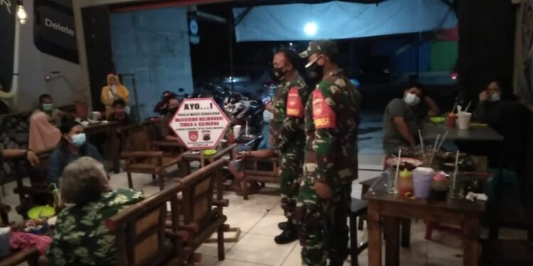 Ramai Warga Berburu Kuliner, Babinsa Kembali Ingatkan Prokes.