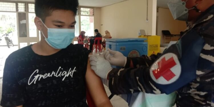 Masyarakat Dabo Singkep Ikuti Tim Vaksin Mobile Gurindam 12 Di Lingga.