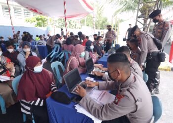 Kapolda Kepri Tinjau Vaksinasi Massal Dan Bansos Alumni Akademi Kepolisian 1997 Dengan Tema “Akpol 1997 Peduli”.