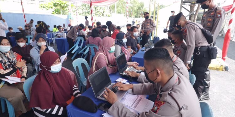 Kapolda Kepri Tinjau Vaksinasi Massal Dan Bansos Alumni Akademi Kepolisian 1997 Dengan Tema “Akpol 1997 Peduli”.