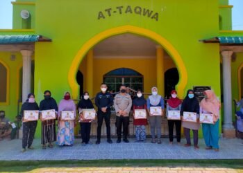Bakti Sosial Bid Humas Polda Kepri Bersama Alumni Akpol 97 Wira Pratama Kepada Masyarakat Pantai Nongsa.