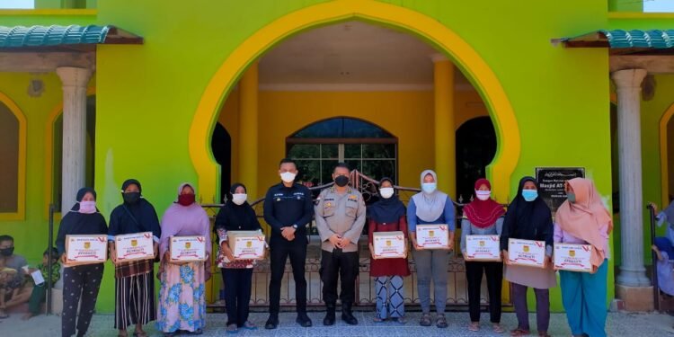 Bakti Sosial Bid Humas Polda Kepri Bersama Alumni Akpol 97 Wira Pratama Kepada Masyarakat Pantai Nongsa.