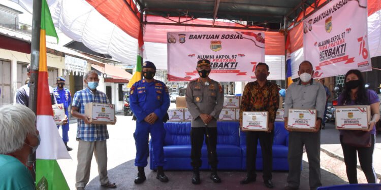 Kapolres Bintan, Kasatpolairud Dan Kapolsek Binut Salurkan Bansos Dari Alumni Akpol 97.