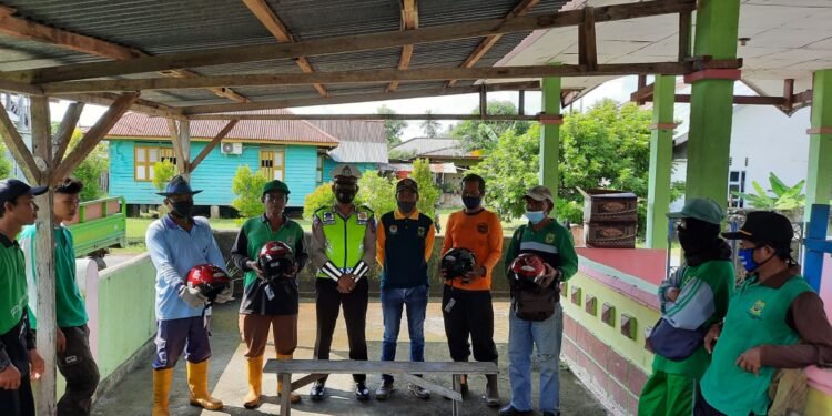 Gelar Giat Dikyasa Ops 2021, Satlantas Polres Lingga Gandeng DLH Bagi Masker Dan Helm.