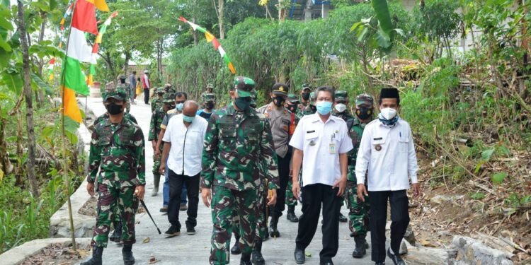 Kunjungi TMMD Danrem Harapkan Ekonomi Warga Meningkat.