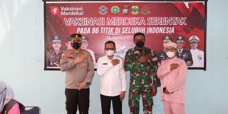 Kapolres Lingga Bersama FKPD Lingga Tinjau Vaksinasi Merdeka Serentak di SMK N 1 Dabo Singkep.