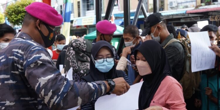 Hebat !! Tanpa Kenal Lelah Vaksinator Dan Dinkes Layani Serbuan Vaksinasi Maritim.