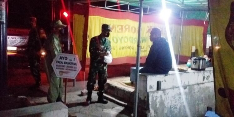 Melewati Batas Ketentuan, Koramil Sambi Ingatkan Pedagang Penegakan Protokol Kesehatan.