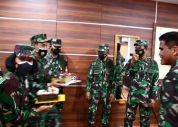 Pada HUT Ke-2 Kogabwilhan l, Danlantamal IV Berikan Kejutan Kepada Pangkogabwilhan l.