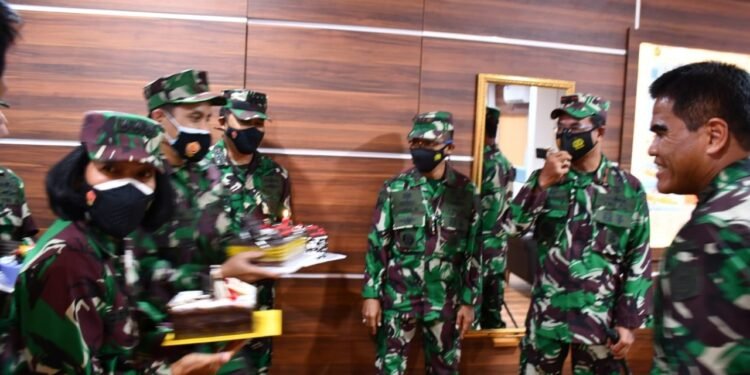 Pada HUT Ke-2 Kogabwilhan l, Danlantamal IV Berikan Kejutan Kepada Pangkogabwilhan l.