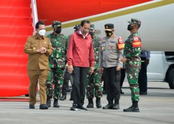 Kapolda Kepri Dampingi Presiden Republik Indonesia Ir H Joko Widodo Saat Penanaman Pohon Mangrove Di Pulau Setokok.